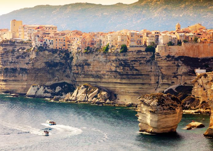 Bonifacio, grottes et falaises escale du tour de Corse, croisière en bateau avec skipper.