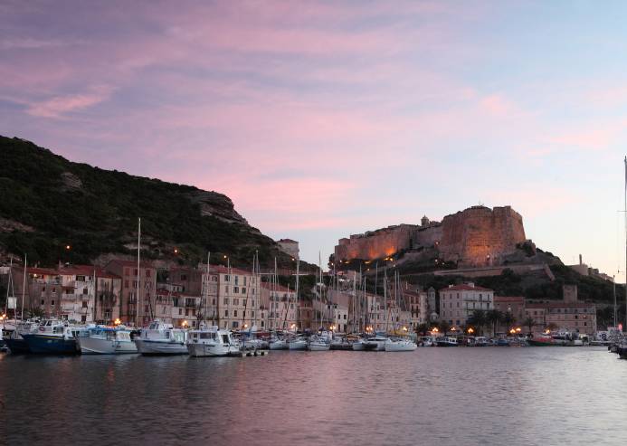 photo du port de Bonifacio la nuit, escale de la croisiere Porto Vecchio Lavezzi de My Way Yachting et la location de bateau avec skipper en Corse.