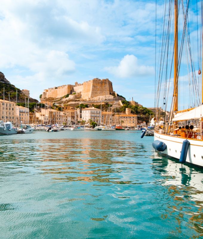Photo du port de Bonifacio pour l'agence de location bateau Corse avec skipper - My Way Yachting.