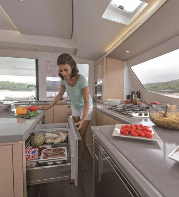 Vu cuisine du bateau catamaran Saba 50 Fountaine Pajot location bateau Corse de My Way Yachting.