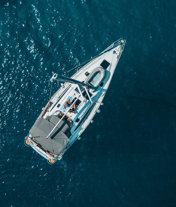 photo d'un bateau vue du mat pour la location d'un voilier en Corse en mer Méditerranée avec skipper par l'agence My Way yachting.