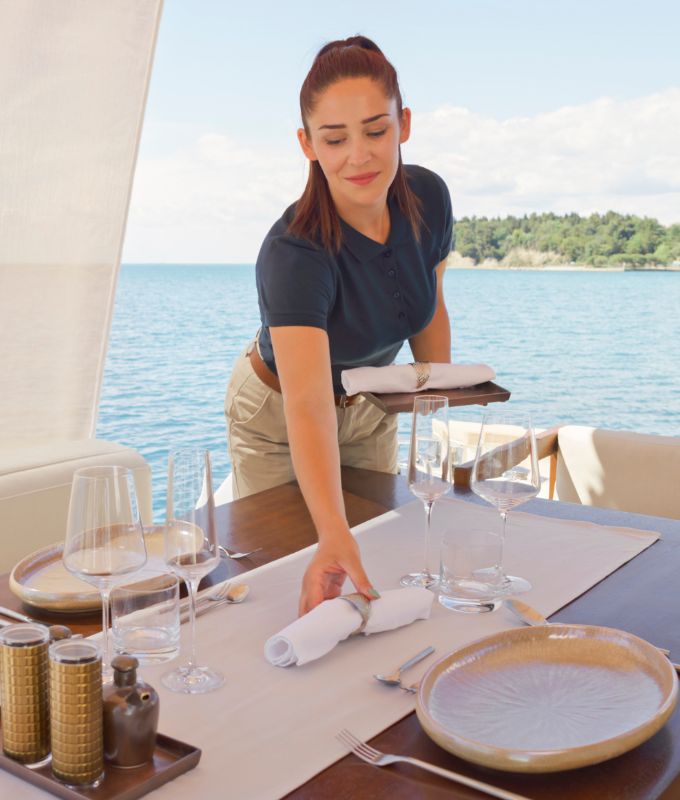 photo d'une hotesse à bord d'un bateau en location avec skipper en Corse - service de conciergerie bateau de My Way Yachting.