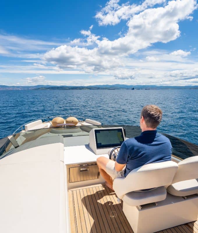 Photo du skipper sur yacht en location de My Way yachting.