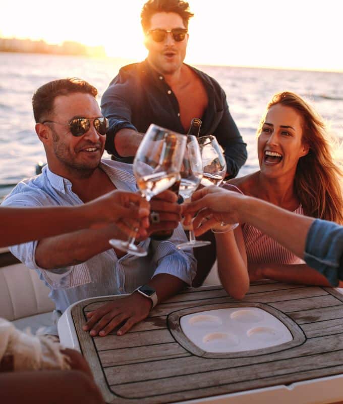 Photo de fête en famille sur un bateau, pour une croisière privée en Corse à Porto Vecchio ou Bonifacio avec My Way yachting.