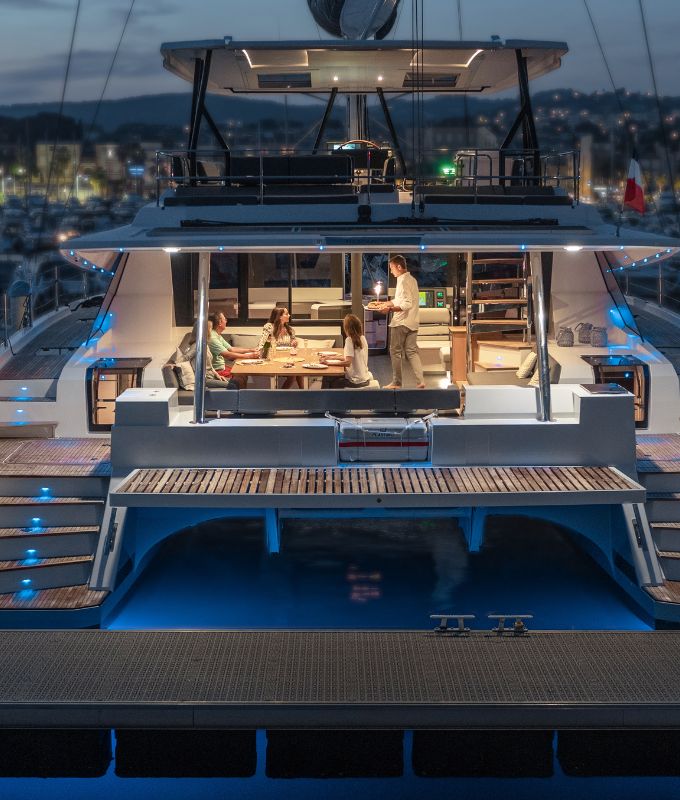 photo soirée repas à bord de la location catamaran corse avec skipper - My Way Yachting.