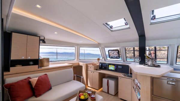 Vue intérieur bateau NAUTITECH open 44 la location catamaran Corse de My Way Yachting.