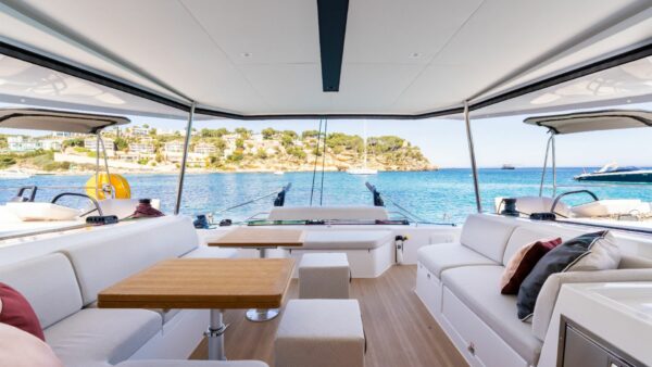 NAUTITECH 44 open vue intérieur bateau espace de vie de la location catamaran en Corse de My Way Yachting