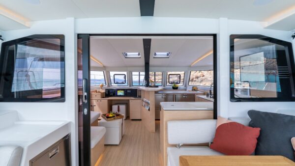 NAUTITECH 44 open vue intérieur du catamaran espace de vie de la location bateau en Corse de My Way Yachting