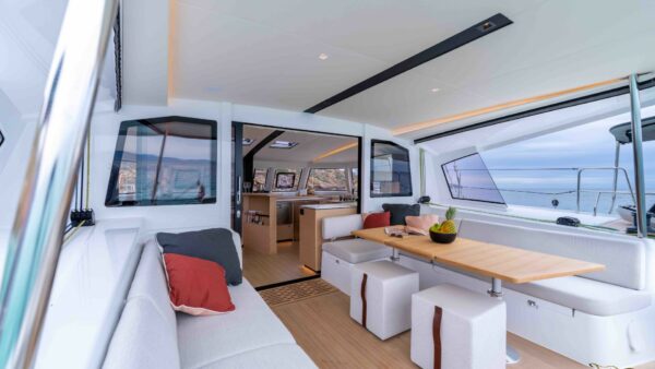 NAUTITECH 44 open vue intérieur bateau espace de vie de la location catamaran en Corse de My Way Yachting