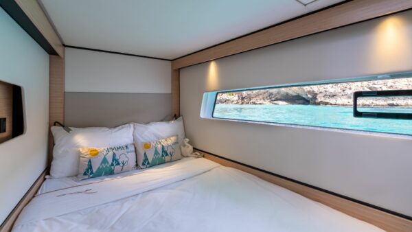 Vue Chambre du bateau NAUTITECH open 44 la location catamaran Corse de My Way Yachting.