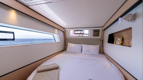 photo d'une chambre du bateau NAUTITECH open 44 la location catamaran Corse de My Way Yachting.