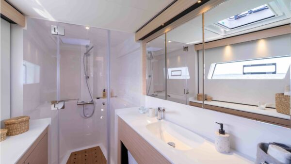 salle d'eau du bateau NAUTITECH open 44 la location catamaran Corse de My Way Yachting.