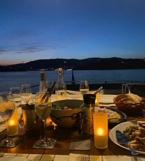 Photo soirée sur le pont arrière du bateau en location en Corse, Yacht Couach 2100 avec My Way Yachting.