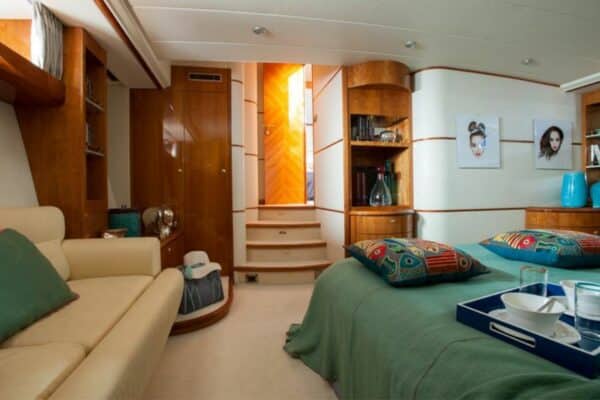 photo du salon sur le yacht en location en Corse Bonifacio ou Porto Vecchio avec My Way Yachting