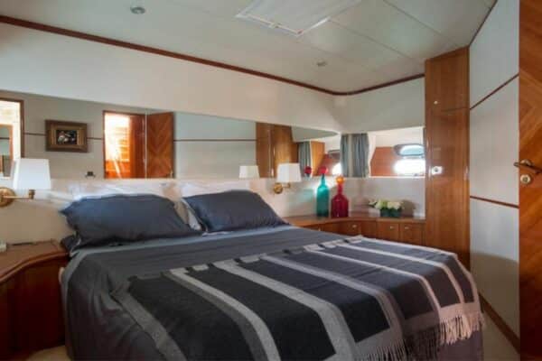 photo de la chambre sur le Yacht en location en Corse avec My Way Yachting.