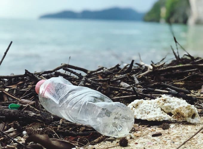 pollution bord de mer, photo bouteille plastique sur la plage.
