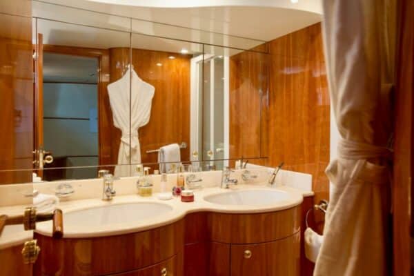 photo salle de bain de bateau à louer en Corse avec skipper