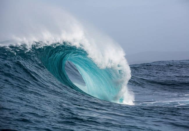 Photo d'une vague pour illustrer valeurs de dépassement de soi de My Way Yachting - la location de Catamaran en Corse.