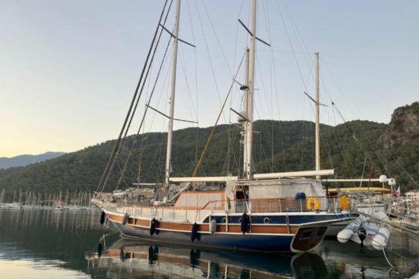 Hama location et achat bateau voilier en corse Ketch de 24 mètres élégant